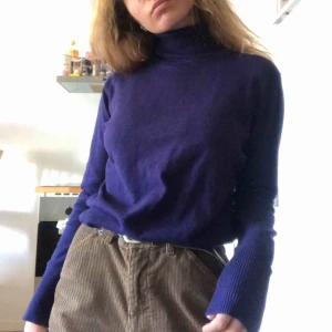  - står att den e storlek 42?!? men skulle säga xs/s, väldigt stretchig !! såå fin å mjuk tröja :(( knappt använd, frakt tillkommer 