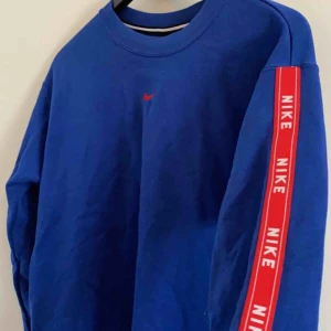  - Nike sweatshirt i str L, väldigt fint skick och köptes för 599kr