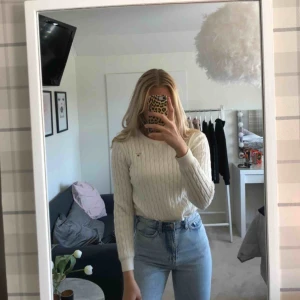  - Kabelstickad gräddvit tröja från GANT. Denna är endast använd ett fåtal gånger och jag skulle säga att den passar även en xs. Mycket skönt material💕
