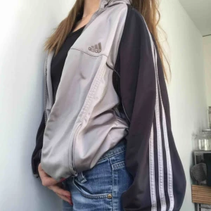  - Jätte snygg och cool adidas tröja, priset börjar på 100 och leder till en budgivning. Om du köper så möts vi upp runt Södermalm eller så betalar du frakten❤️