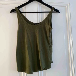  - Enkelt linne från Bershka. Perfekt skick! 