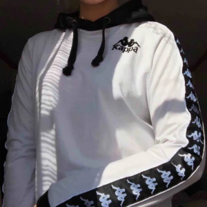  - Säljer denna tröja från Kappa! 🖤  Den är DIY, har sytt dit huvan i efterhand men den kan lätt tas bort innan försäljning om köparen så vill! Personligen gillar jag den bättre med huva!   Knappt använd, Nypris: 350 kr ‼️