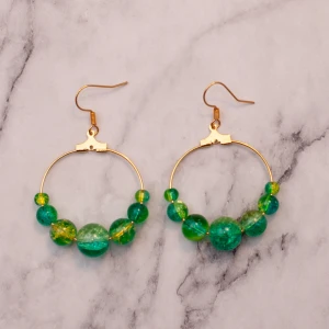 Gröna pärlor - Guldfärgade örhängen med tvåfärgade glaspärlor, nickelfria.11:- i frakt, fri frakt vid köp över 100:- 💕