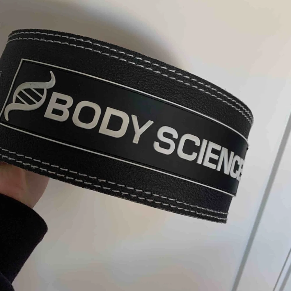 Gymbälte från Body Science i storlek s. Superlätt att använda tack vare den smidiga knäppningen. I nyskick! Köparen står för frakten 🙌🏽. Accessoarer.