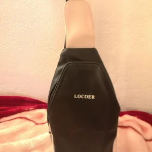 cool slingbag  - Cool nätt men rymlig slingbag I svart-vit snygg läderimitation. Stort inre fack med dragkedja samt snabbfack för tex mobilen. Storlek ca 25x15 cm. Pris 50 kr+ev frakt. Finns i Sthlm/Uppsala.