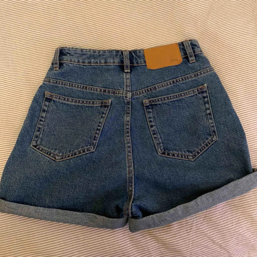 Måste tyvärr sälja dessa sjukt snygga shorts ifrån Zara då dom blivit för små för mig.  Är endast använda en gång förra sommaren.. Shorts.