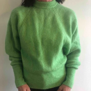  - Grön, stickad tröja från H&M. Mohair/ullblandning. Möts upp i Stockholm, annars står köparen för frakten. 