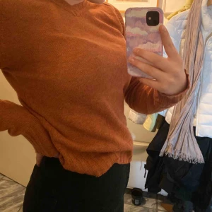  - En stickad tröja från H&M som används några gånger för ett tag sedan. Säljs för att den tyvärr inte kommer till användning. Jag brukar köpa tröjor i S. Möts gärna upp men är det frakt som gäller delar vi på frakt priset🥰🥰