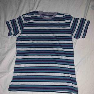 En randig t-shirt från märket vailent. Är lite sliten då denna används mycket men trots det fortfarande är i ganska så bra skick. 