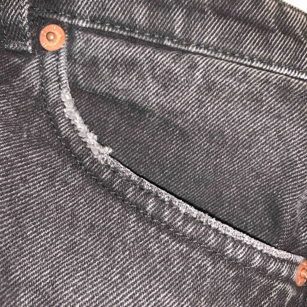 Jeans i modellen Kimomo i färgen black magic från Monki (likadana som på första bilden). Det är i storlek 31 (lite små i storleken. Jeansen är sparsamt använda men ser i modellen lite sliten ut på fickor och kanter. 200kr (i priset inkluderas frakt)😊. Jeans & Byxor.