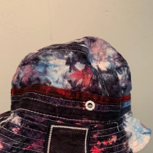 Champion batik buckethat homemade - Tung hemmagjord buckethat i batik gjord utav (Wavedyes @ insta) hatten är märket champion ! Står storlek L-XL men är betydligt mycket mindre ! 70kr inklusive frakt 👁👁