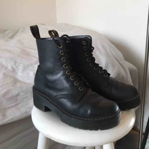  - Säljer Dr.Martens i strl 37✨ jack i sulan, men läcker ej igenom eller liknande, annars gott skick! (Frakt tillkommer) pris kan diskuteras! 