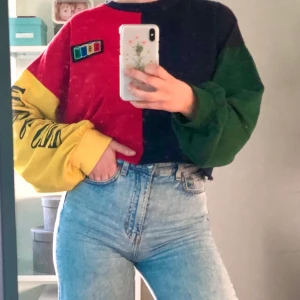 Hoodie - Säljer denna svincoola tröja från Shein. Använd ett fåtal gånger! Storlek M men passar mig som brukar ha XS/S. Möts upp i Sthlm eller så står köparen för frakt ☺️💓