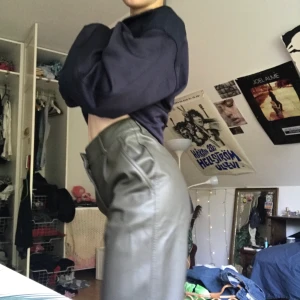 Byxor i läderimitation från hm - Mörkgröna, går ner till anklarna på mig som är 160, stora i midjan på mig, skulle säga att dom passar sx/s