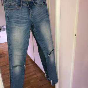 Snygga ljusa jeans från Crocker. Hål på båda knäna och en slitning bak på ena benet (se sista bilden). Säljer pga för små! 