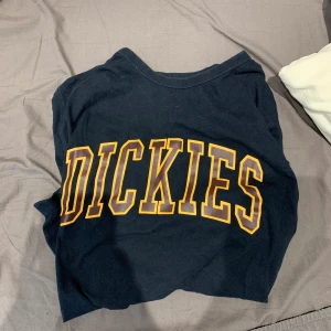 dickies / norrlands  - storlek s på dickies & m på norrlands båda passar dam. 150kr styck