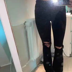 Svarta boothcut jeans!!