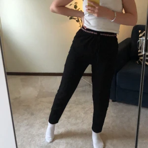 Tunna byxor - Tunna byxor från HM. Supersköna nu till sommaren. Strl 32 men funkar bra till 34 dessutom!