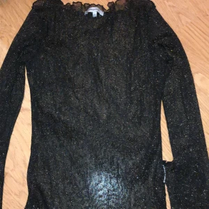 Glittrig mesh tröja  - Glittrig mesh tröja från chiquelle! Fint skick, strl s!