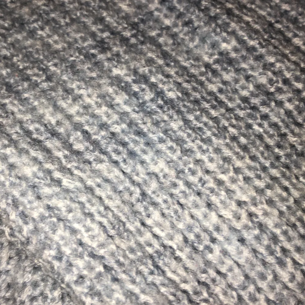 En kortare ljusblå stickad polo i storlek M. Köpt i London 2019 på New Look. Sparsamt använd och inte stickig alls!. Stickat.