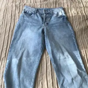 super fina straight leg jeans från HM, aldrig använde pga fel storlek. dålig bild men jeansen är litee korta för mig som är 165
