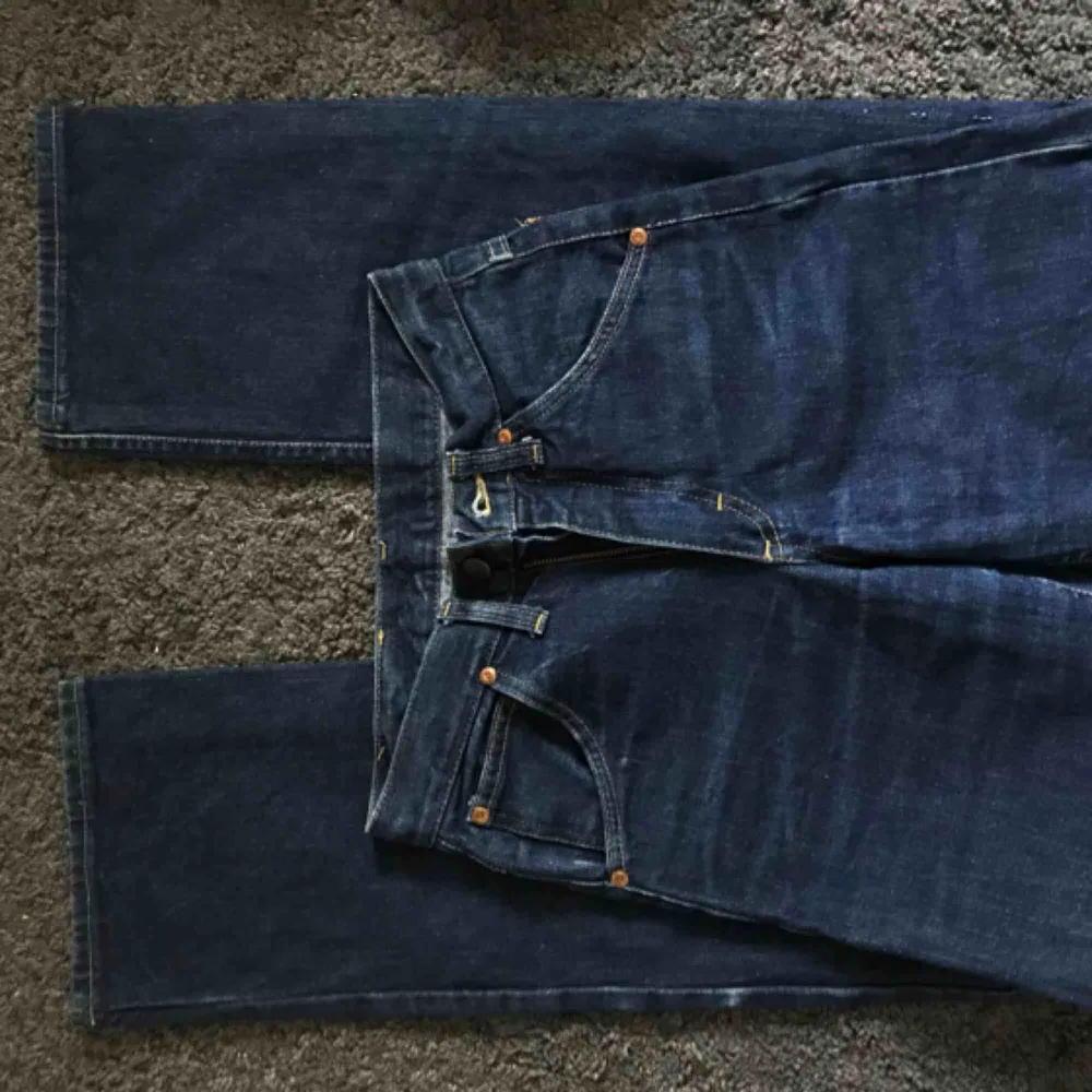Ett par vida jeans i storlek 26 från Lee. Skulle säga att de är storlek 25 i mina ögon. Kolla gärna in min andra annonser! Rensar garderoben så säljer många Levis jeans.. Jeans & Byxor.