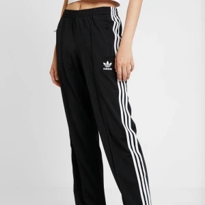 Adidas originals  - Jättesnygga och fräscha adidas byxor, lite oversized! Använda 2 gånger nypris: 500kr med frakt. Passar både M och L och S skulle jag säga beroende på hur man vill att byxorna ska sitta, tveka inte om du har frågor 🥰 Pris kan diskuteras 😊
