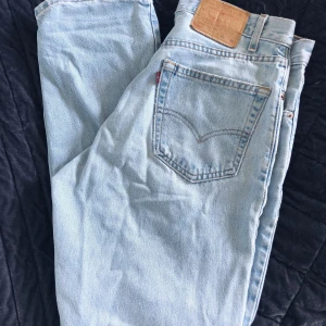 Levis 550 jeans - Klassisk Vintage Levis 550. Storlek W33/L30. Inköpta i USA, säljer pga för stora. Skulle säga att de är små i storleken och passar en normal W30-31 ish. Är själv W28 och har använt dessa som boyfriend men de var i största laget. Köpare står för frakt.