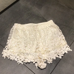 Shorts - Gulliga shorts med vit spets. Storlek S💕