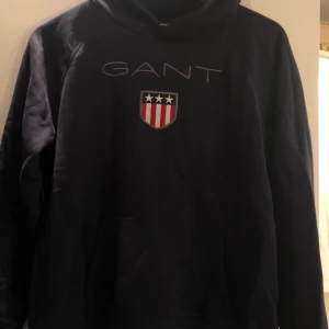 GANT hoodie - Fin mörkblå hoodie från GANT. Bra skick, använd ett par gånger. Storlek: 176 cm/16 år/M. Köparen står för frakten. Fraktar endast.