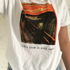 t-shirt med tryck - Knappt använd t-shirt med coolt tryck🤍 80kr+frakt