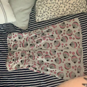 Cupcake klänning  - Klänning med cupcakes på från monki, knappt använd 