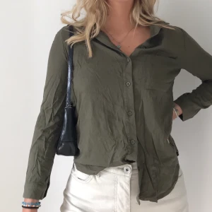 Militärgrön skjorta - Militärgrön skjorta från h&m i storlek 32. Lite skrynklig och lite grönare än vad den ser ut på bilderna. Passar även storlek 34&36 då den inte sitter så tajt. 