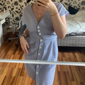 Oanvänd randig klänning  - Helt oanvänd klänning köpt i Paris förra sommaren! Supertunnt och lätt material, perfekt när det är varmt. Skriv för fler. Pris inkl frakt! 