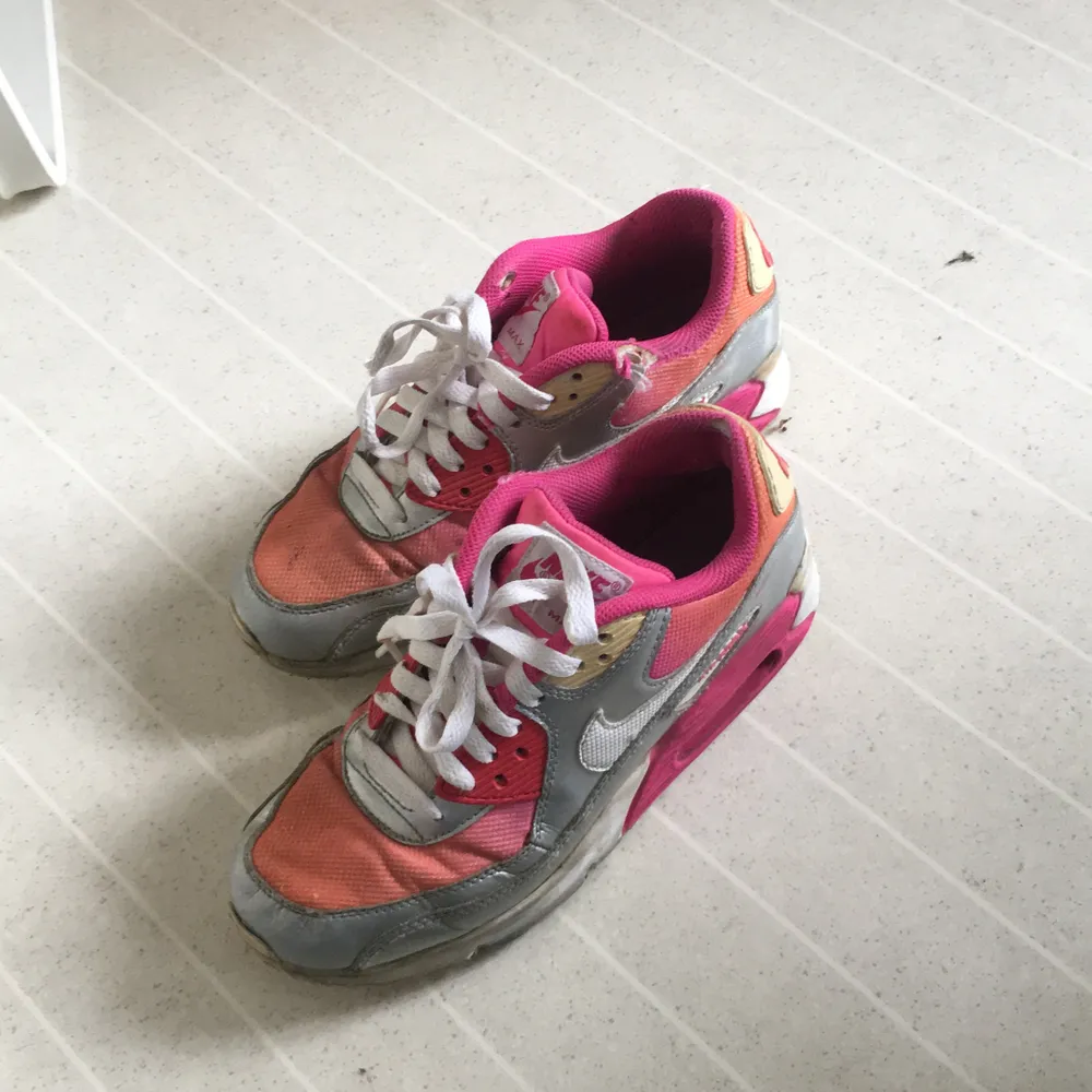 Säljer AirMax skor då de är små för mig. De är använda men de är i bra skickt och går att använda. Frakten ingår i priset. Pris går alltid att diskutera. . Skor.