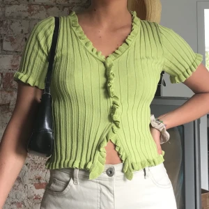 Söt topp - Superfin topp i medium men sitter mer som en xs/s. Dock stretchig så passar medium också. Bud: 170kr + frakt, buda!  🦋