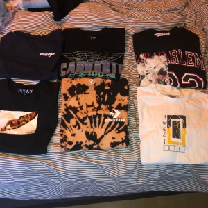 Fler t-shirts - 50kr per plagg eller 250kr för allt, köparen står för frakten oavsett☺️ (alla sitter som S)