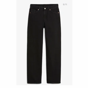 Monki - Ett par populära högmidjade jeans ifrån monki som har en rak passform i sig. Sitter supersnygga men är tyvärr fel storlek (därav bilder från internet) frakt står kunden för annars går det att hämta upp vid stadion! ✨