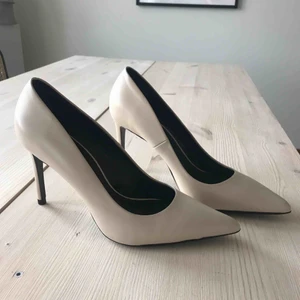  - Fina klackar från Zara! Finns små skavanker!köparen står för frakt