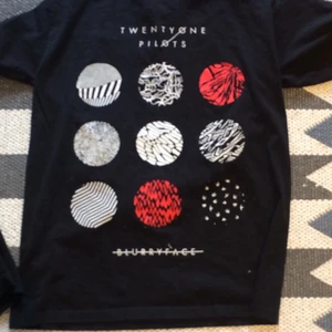 Twenty one pilots t-shirt - Svart stor tröja med blurryface albumet på sig. Bra skick. Text på fram och baksida av tröjan