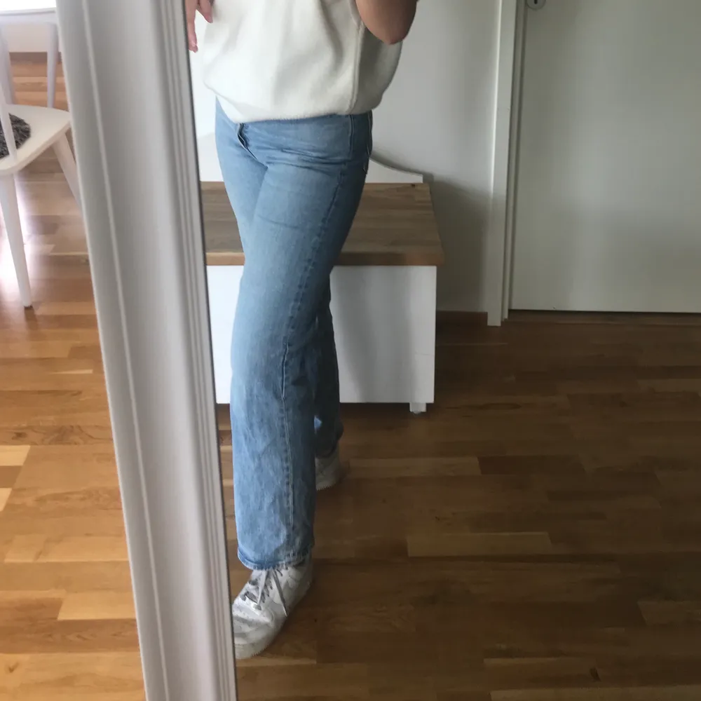 Supersnygga och sköna jeans från Levi’s i modellen ribcage straight. Nypris 1.100 kr 💙😇🦋. Jeans & Byxor.