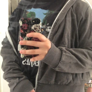 Grå hoodie - Mörkgrå hoodie från H&M. Oversized och fin att ha över plagg och även ensam. Frakt tillkommer.