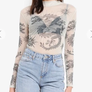 Mesh top från Urban Outfitters  - Supersnygg mesh top från Urban outfitters med draktryck | köpt sommarn 2019 | nypris 300 | frakten är inräknad i priset | använt ca 3 gnr ❤️
