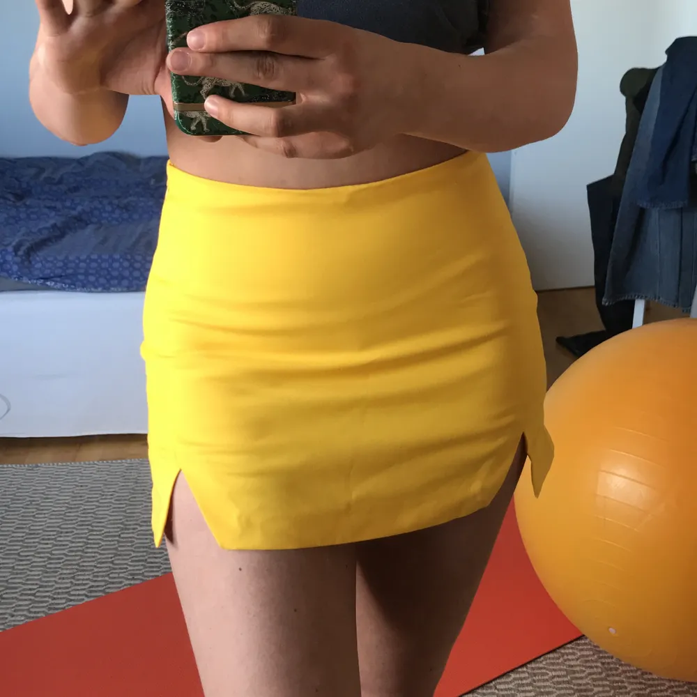 Gul somrig skort!! Alltså shorts som ser ut som en kjol! Perfekt när man blir lite solbränd på sommaren😍 lite liten för mig och mycket snålt använd.. Kjolar.