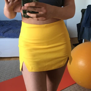 Solgul skort - Gul somrig skort!! Alltså shorts som ser ut som en kjol! Perfekt när man blir lite solbränd på sommaren😍 lite liten för mig och mycket snålt använd.