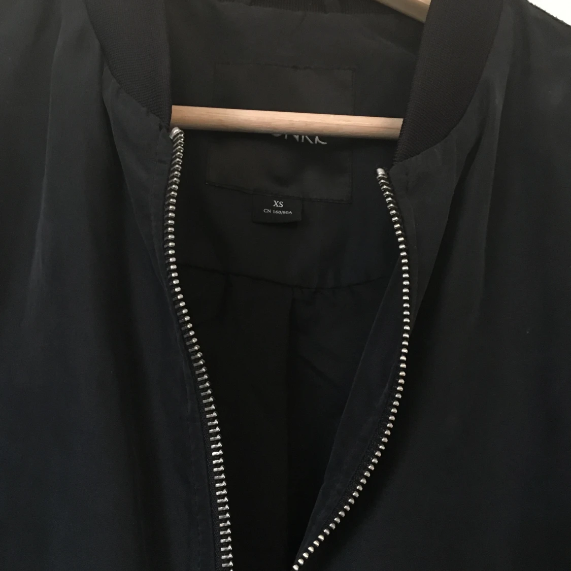 Lång bomberjacka i svart från Monki - 90