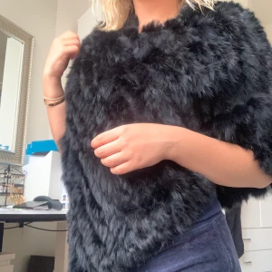 Päls - Kanin päls. Fick i födelsedagspresent. De ligger ungefär på 2500 kr i vanliga fall. Väldigt snyggt att ha över en skinjacka. Köparen står för frakt. Går att mötas upp i Jönköping:)