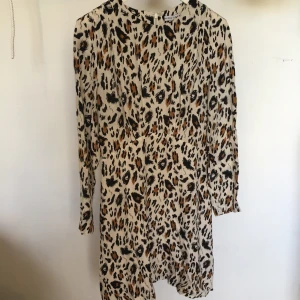 &otherstories skater klänning strl 38 - Leopard skater Klänning från &other Stories i väldigt bra skick. Strl 38.                                                                     Möts upp i Sthlm annars står köparen för frakt.