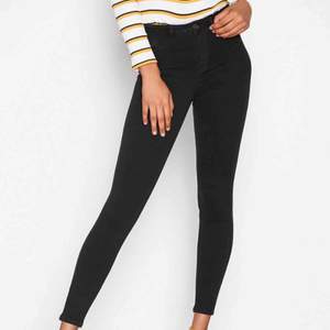 Jeans ifrån Gina tricot modellen Molly storlek M  (Spegeln är smutsig inte byxorna)