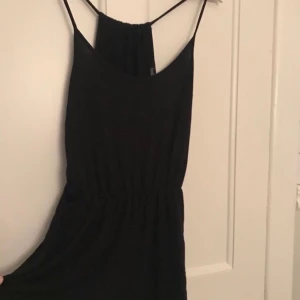 Svart playsuit  - Svart playsuit från Boohoo Passar större då den är väldigt stretchig  Frakten ingår! 